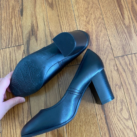 EASYSPIRIT Padded Heels - Picture 3 of 6